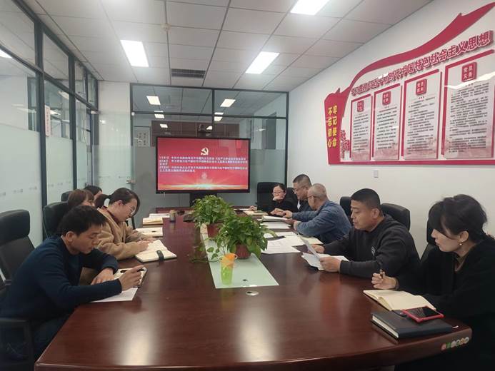 一群人坐在桌子前 描述已自动生成