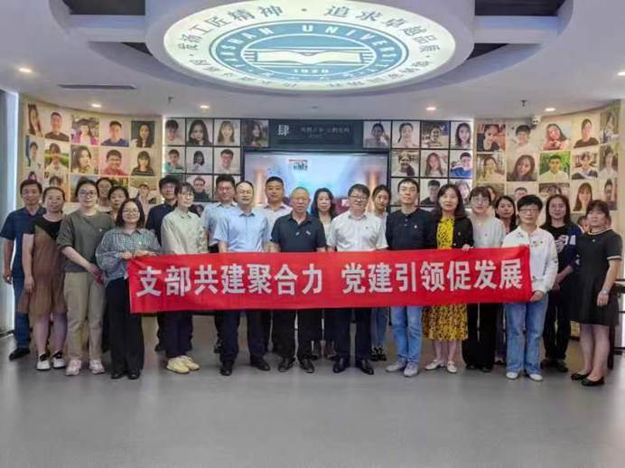 一群人站在台上 低可信度描述已自动生成